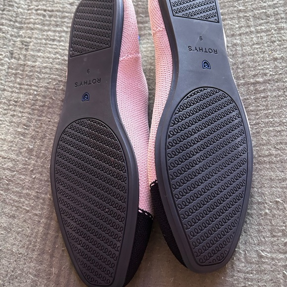 Stylish cream/black Rothy’s cap toe ballet Flats. Never worn outside. Size 9 - Picture 2 of 2